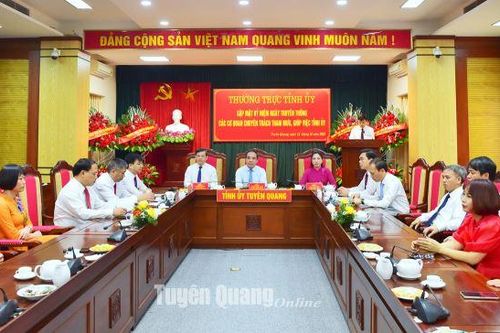 Thường trực Tỉnh ủy gặp mặt kỷ niệm ngày truyền thống các cơ quan chuyên trách tham mưu, giúp việc Tỉnh ủy