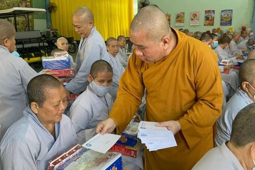 Thiền tự Phước Quang cúng dường 300 phần quà đến các vị Ni khu ngoại viện Thường Chiếu
