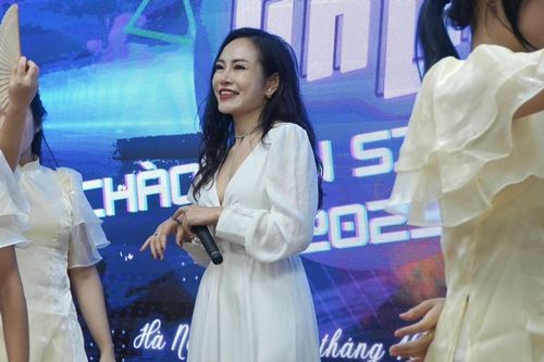 Bùng nổ sự kiện chào tân với màn chào sân của nữ giảng viên 8X