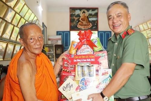 Công an tỉnh Sóc Trăng chúc mừng lễ Sene Đolta của đồng bào Khmer