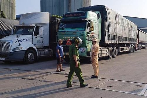Áp tải 4 tài xế xe tải hạng nặng chống đối cân tải trọng