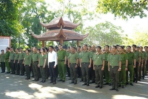 Đoàn đại biểu Công đoàn CAND trao quà tặng Công an xã và người có công