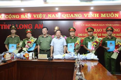 Tặng bằng khen các cá nhân có thành tích xuất sắc trong phá án vụ bắt cóc cháu bé