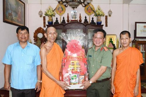 Nhiều hoạt động ý nghĩa của Công an tỉnh Trà Vinh và Vĩnh Long nhân Lễ Sêne Đôlta của dân tộc Khmer