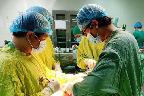Cứu sống ngư phủ bị đâm thấu bụng sau 3 ngày lênh đênh trên biển