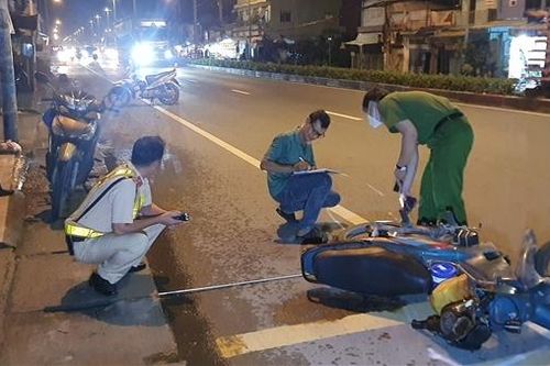 Xe máy tông người đi bộ, 2 người thương vong