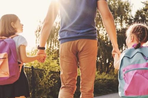 Những vật dụng cần thiết cho trẻ khi đi chơi cha mẹ cần mang theo