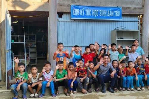 Bữa ăn, chốn ở đong đầy tình thương mà học sinh vùng cao Nghệ An được nhận từ các thầy, cô