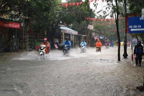 Mưa lớn kéo dài ở miền Trung lan rộng ra miền Bắc