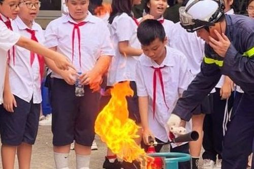 Khi phát hiện có cháy trong lớp, học sinh cần phản ứng thế nào để thoát hiểm?