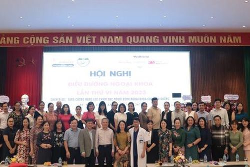 Bác sĩ giỏi 'kéo' người bệnh đến bệnh viện, điều dưỡng là người 'giữ chân' bệnh nhân