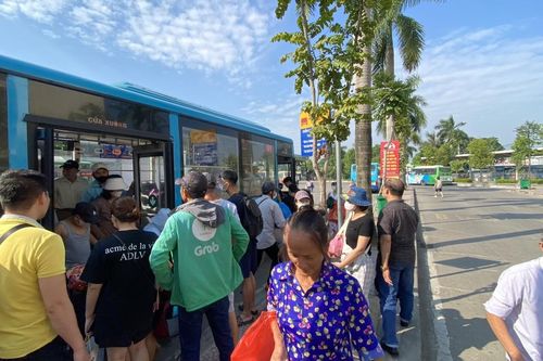 Khách đi xe buýt tăng mạnh trở lại
