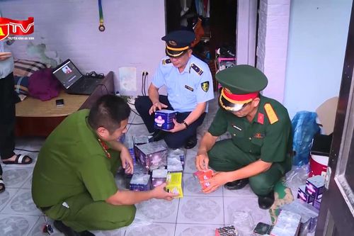 'Đột kích' kho pháo hoa giả Z121 trong phòng trọ sinh viên