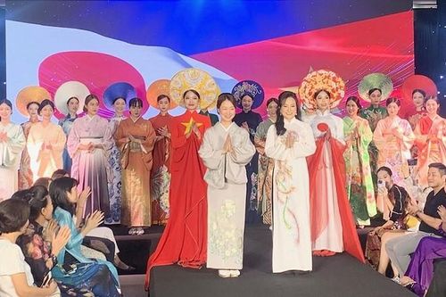 'Sắc thu Việt-Nhật' tôn vinh vẻ đẹp duyên dáng của áo dài và kimono