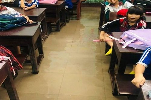 Huế: Nước lũ tràn vào lớp khi cả cô và trò đang dạy học