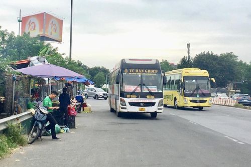 Huyện Sóc Sơn: Bát nháo tình trạng ô tô đón trả khách trên Quốc lộ 2