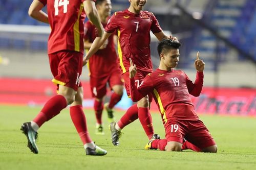 Quang Hải lập siêu phẩm gỡ hòa cho ĐT Việt Nam, khiến truyền thông Uzbekistan ca ngợi là 'khoảnh khắc tuyệt vời', CĐV đối phương bị ám ảnh
