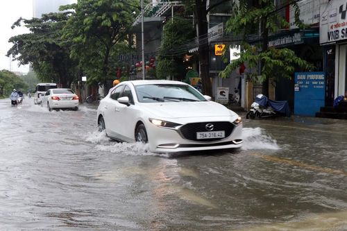 Mưa lớn gây ngập cục bộ nhiều tuyến đường đô thị thành phố Huế