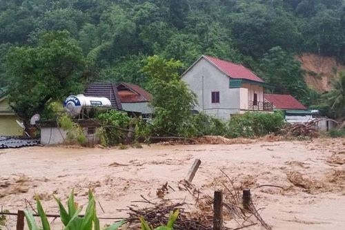 Mưa lớn kéo dài, cảnh báo lũ trên các sông từ Nghệ An-Quảng Nam