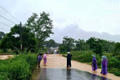 Kon Tum: Tỉnh lộ 675 bị chia cắt do mưa lớn