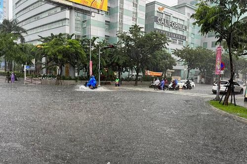 Đà Nẵng mưa lớn, các tuyến phố ngập trong nhiều giờ
