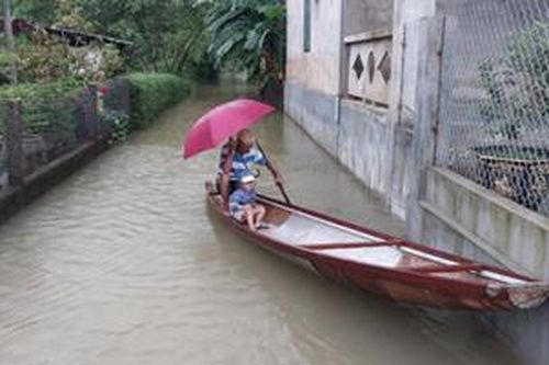 Mưa lớn gây ngập cục bộ ở Thừa Thiên Huế; đê sông Lam sạt lở nghiêm trọng