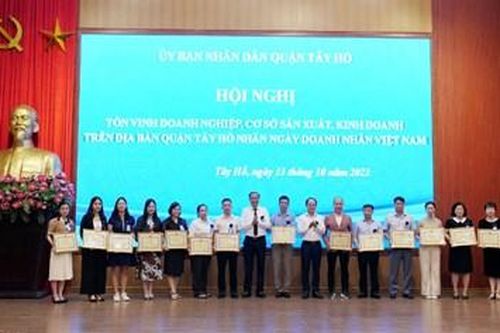 Quận Tây Hồ tôn vinh các doanh nghiệp, doanh nhân tiêu biểu trên địa bàn
