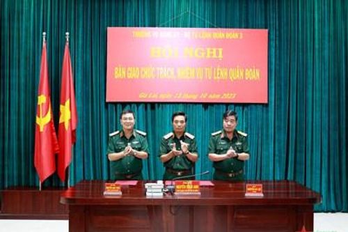 Đại tá Nguyễn Bá Lực nhận bàn giao chức trách, nhiệm vụ Tư lệnh Quân đoàn 3