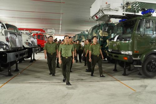 Thứ trưởng Lê Văn Tuyến kiểm tra công tác quản lý vật tư, trang thiết bị tại Đà Nẵng