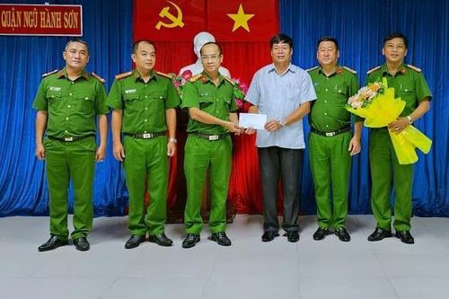 Khen thưởng đột xuất CAQ Ngũ Hành Sơn về thành tích khám phá vụ cố ý gây thương tích