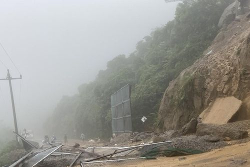 Mưa lớn gây sạt lở trên đèo Hải Vân