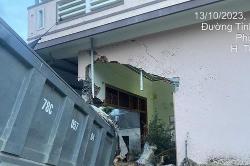 Xe tải tông vào nhà dân, 3 cháu nhỏ bị thương