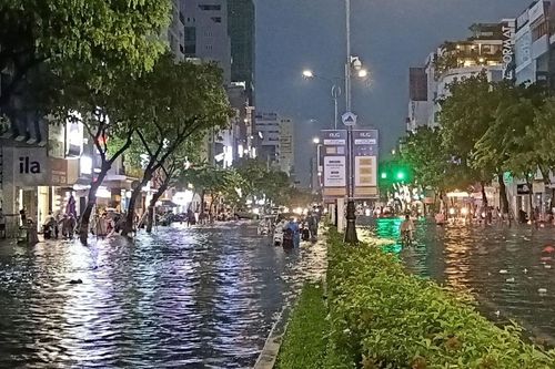 Mưa lớn, đường phố Đà Nẵng như biến thành sông