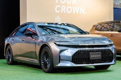 Cận cảnh Toyota Crown Sedan 2024 bộ trưởng 'bằng xương, bằng thịt'