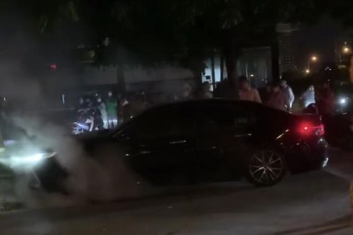Thông tin mới vụ ô tô tự đâm vào vỉa hè, tài xế bất tỉnh