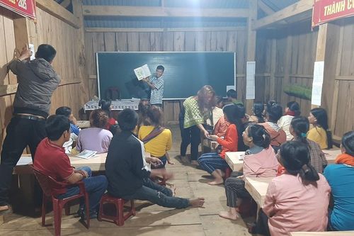 Lớp 'xóa mù chữ' ngay tại làng