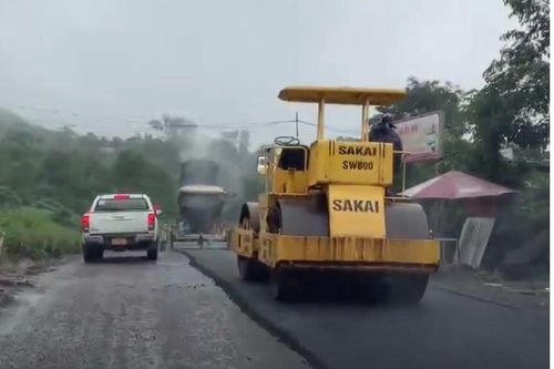Quảng Trị xử lý nhà thầu thảm nhựa quốc lộ 15D khi trời đang mưa