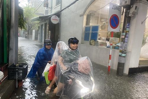 Nhiều tuyến đường ở Đà Nẵng ngập sau mưa lớn