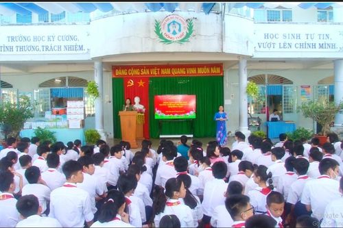 Cục Hồ sơ Nghiệp vụ thăm, tặng quà Trường Nuôi dạy Trẻ khuyết tật tỉnh Đồng Tháp