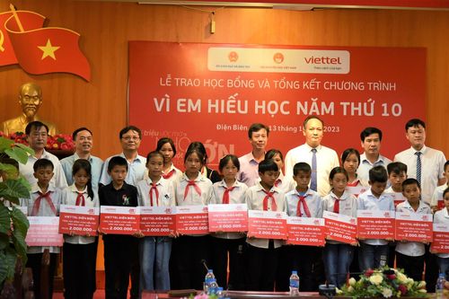 Gần 1.000 học sinh nghèo Điện Biên được trao học bổng 'Vì em hiếu học'
