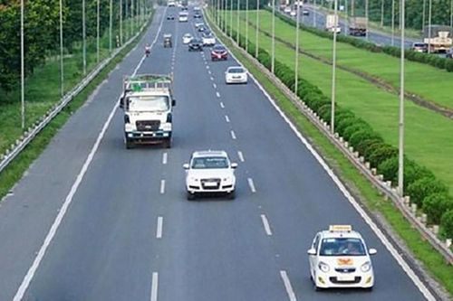 Mức phạt khi không giữ khoảng cách an toàn giữa 2 xe