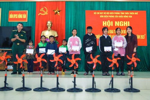 Hơn 400 triệu đồng hỗ trợ các em học sinh biên giới huyện A Lưới
