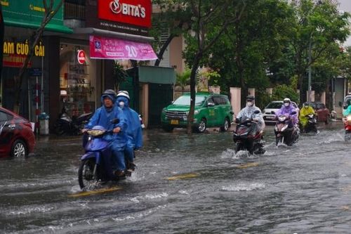 Đường phố bị ngập sâu, người Đà Nẵng bì bõm đẩy xe trong biển nước