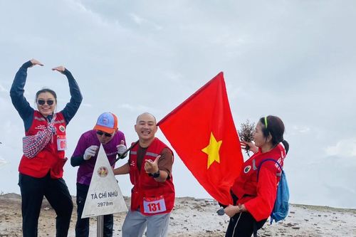 'Bước chân trên mây – chinh phục đỉnh Tà Chì Nhù': Hành trình của những nhà báo hạnh phúc