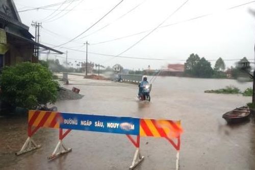 Ngập nhiều nơi ở Thừa Thiên - Huế do mưa lớn, hàng ngàn học sinh nghỉ học