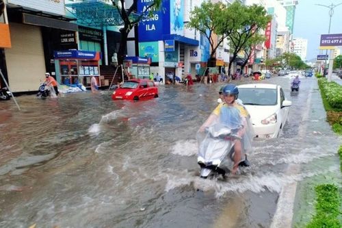 Học sinh nhiều địa phương ở miền Trung nghỉ học do mưa lớn