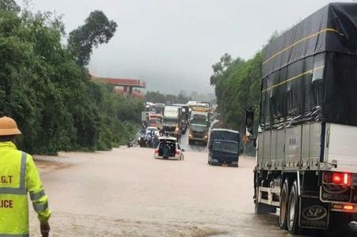 Thừa Thiên Huế: Mưa lớn làm các địa phương bị ngập nặng, di dời khẩn cấp nhiều hộ dân