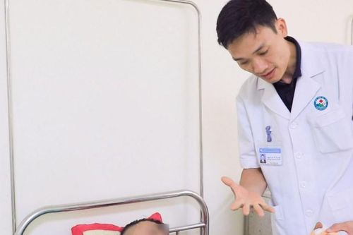 Người đàn ông dập nát bàn tay do điện thoại phát nổ khi đang sạc