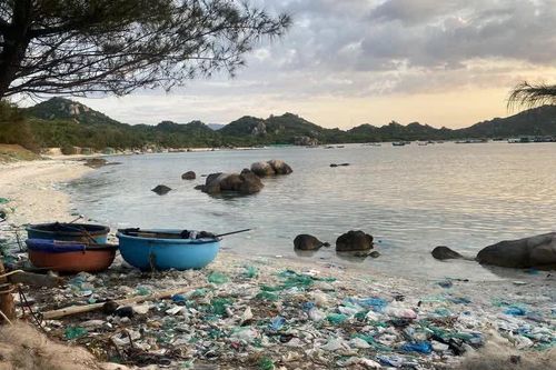 Bãi biển đẹp như Maldives ở vịnh Cam Ranh bị 'nghĩa địa rác' tàn phá