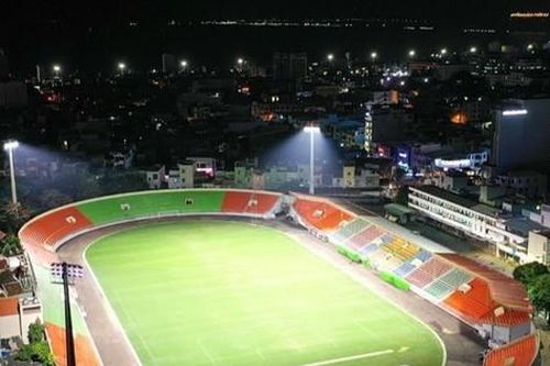 Trước mùa giải mới, sân Quy Nhơn được nâng cấp, đủ sáng để đá tối